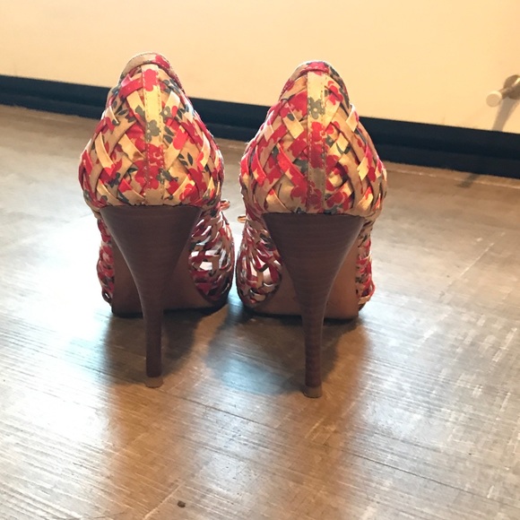 🛑 SOLD! Peep Toe Pumps w/ Floral Pattern & Bow 🛑 - Picture 10 of 11